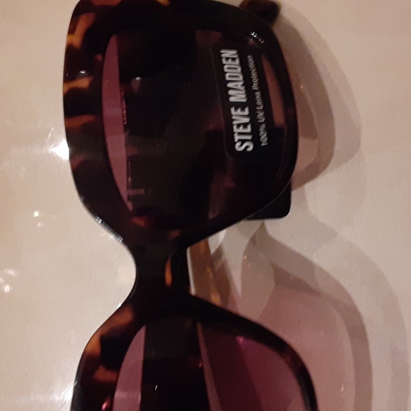 Steve Madden Sunglasses - Picture 11 of 11